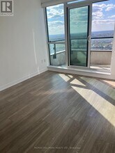 4055-4055 Parkside Village Dr in Mississauga, ON - Building Photo - Building Photo