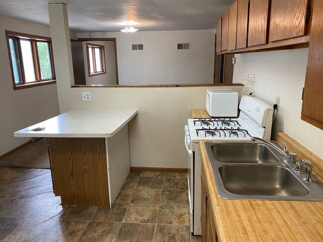 property at 423 N 1st Ave