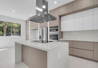 3204 Plaza St in Miami, FL - Building Photo - Building Photo