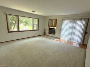 901 E Ardyce Ln in Mount Prospect, IL - Building Photo - Building Photo