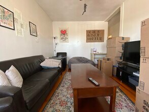 24 Darling St, Unit 3 in Boston, MA - Foto de edificio - Building Photo