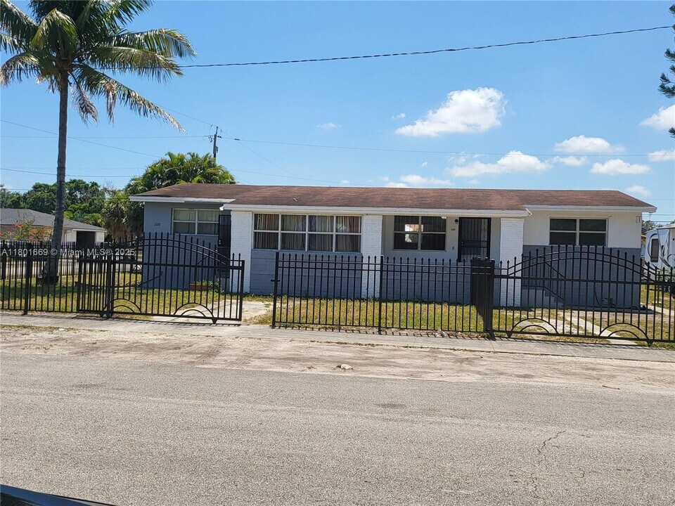 1102 NW 100th Terrace in Miami, FL - Building Photo