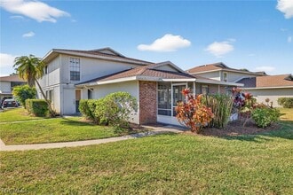 3271 Royal Canadian Trace in Ft. Myers, FL - Foto de edificio - Building Photo