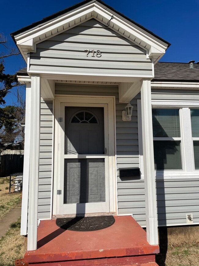 718 S 10th St in Chickasha, OK - Building Photo - Building Photo