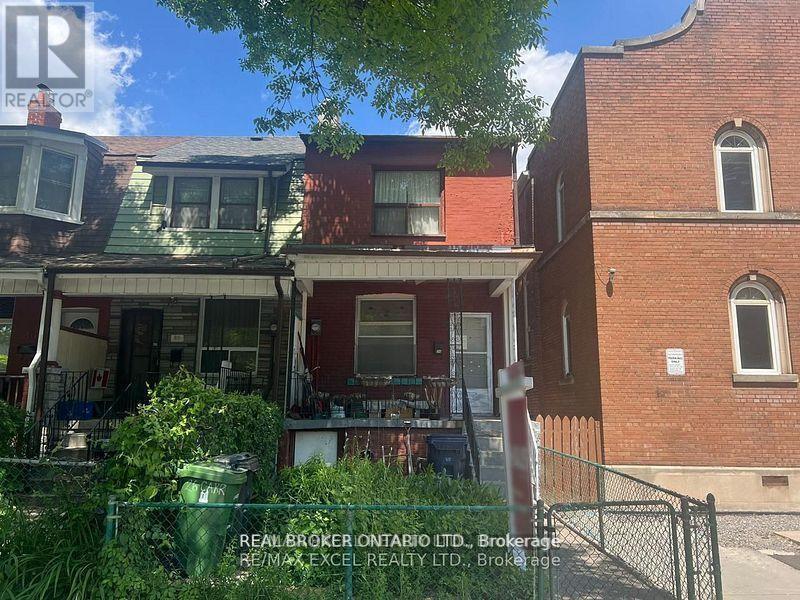 26 Carr St in Toronto, ON - Building Photo