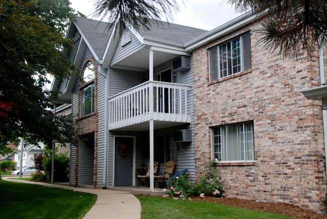 3508 S 43rd St, Unit 2 BR Condo with Garage in Milwaukee, WI - Building Photo - Building Photo