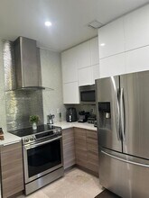 10923 NW 70th St in Doral, FL - Foto de edificio - Building Photo