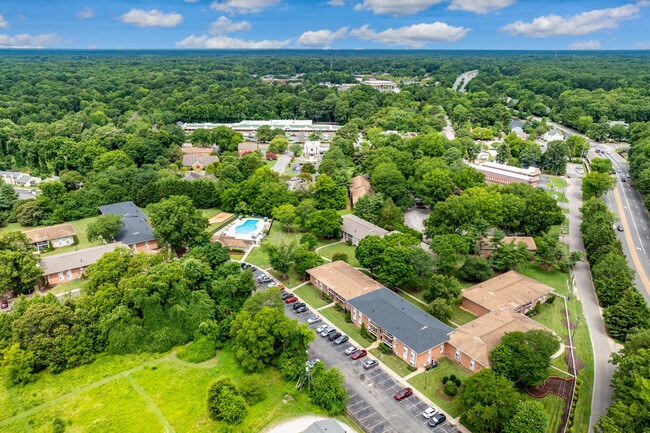 Conway Garden Apartments in Williamsburg, VA - Foto de edificio - Building Photo