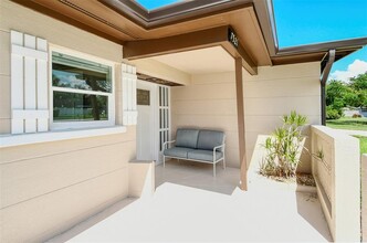 7521 Sundial Terrace in Sarasota, FL - Foto de edificio - Building Photo