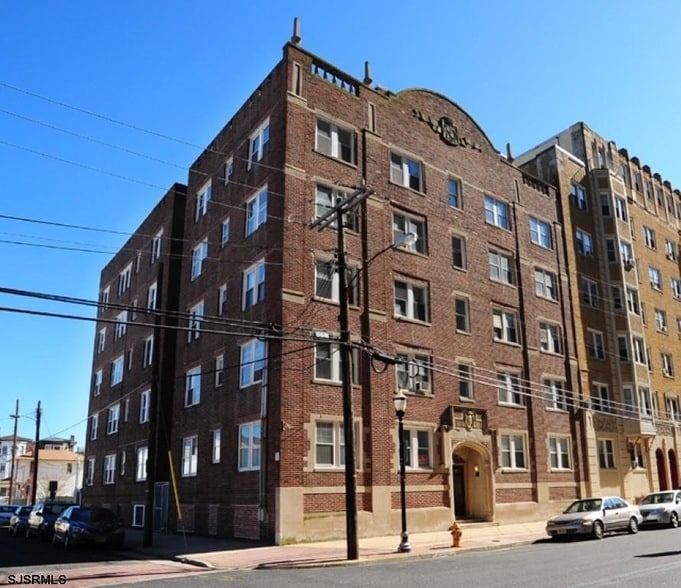 33 S Iowa Ave in Atlantic City, NJ - Building Photo