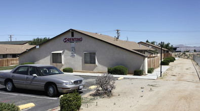 17486 Sequoia Ave in Hesperia, CA - Foto de edificio - Building Photo