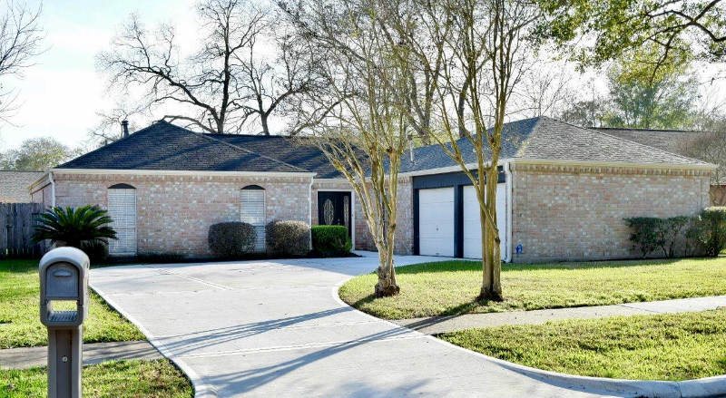 13723 Ella Lee Ln in Houston, TX - Building Photo