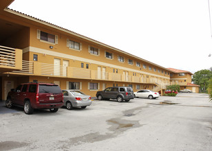 Royal Palm in Hialeah Gardens, FL - Foto de edificio - Building Photo