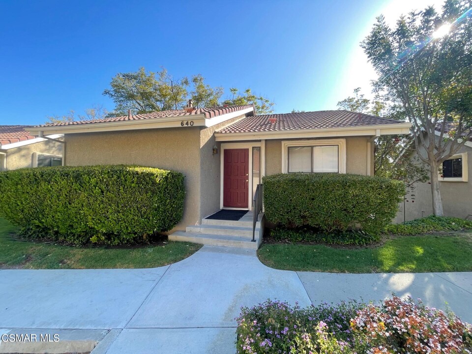 640 Calle Aragon in Oak Park, CA - Foto de edificio