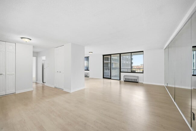 300 Winston Dr, Unit 8th Flr in Cliffside Park, NJ - Building Photo - Building Photo