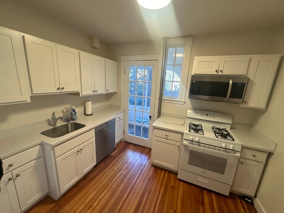 33 Concord Ave, Unit 12 in Cambridge, MA - Building Photo