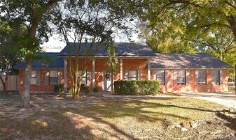 22 Sue Ln in Highlands, TX - Building Photo