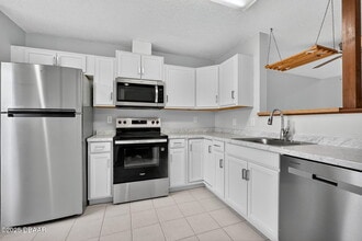 168 W Sandalwood Ct in Daytona Beach, FL - Building Photo - Building Photo