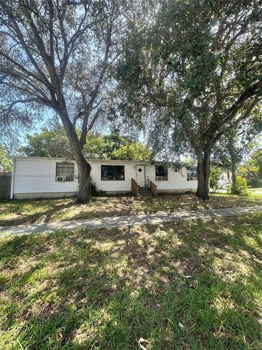 10521 S 228th Ln in Boca Raton, FL - Building Photo