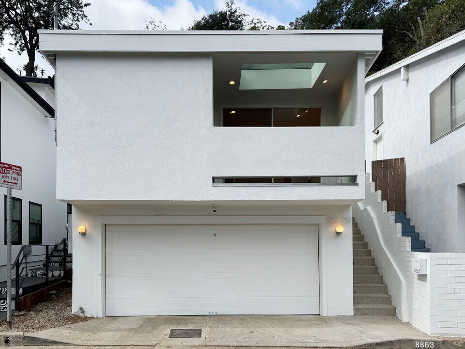 8863 Lookout Mountain Ave in Los Angeles, CA - Building Photo