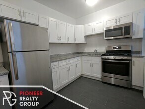 2357 N Drake Ave, Unit 3 in Chicago, IL - Foto de edificio - Building Photo