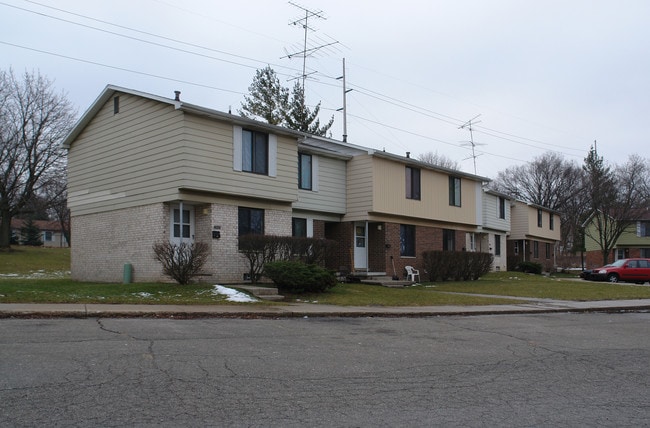 1904-1950 Hoyt Ave in Lansing, MI - Foto de edificio - Building Photo