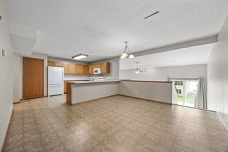 533 E Goldfinch Dr in Tiffin, IA - Building Photo - Building Photo