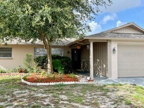 7540 Oakshire Dr in Port Richey, FL - Building Photo - Building Photo