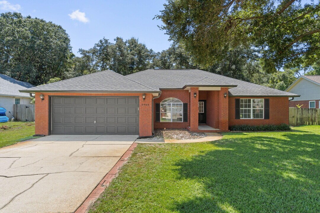 7968 Lola Cir in Navarre, FL - Building Photo