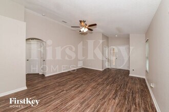 7435 Oxford Garden Cir in Apollo Beach, FL - Building Photo - Building Photo