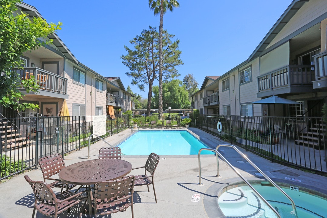 Woodside Senior Apartments (55+) in Ontario, CA - Foto de edificio