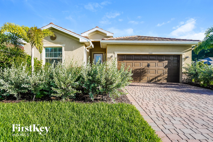 3501 E Hampton Cir in Alva, FL - Building Photo