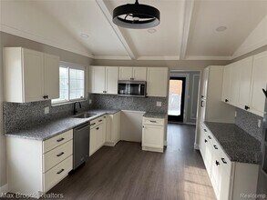 38527 Claremont Dr in Sterling Heights, MI - Building Photo - Building Photo