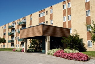 Pleasant Lake Apartments in Parma, OH - Foto de edificio - Building Photo