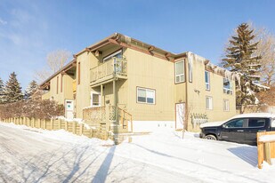 7416 Hunterview Dr NW in Calgary, AB - Building Photo