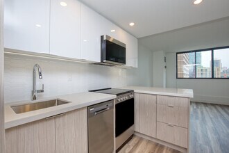 1101 Bay Street Apartments in Toronto, ON - Building Photo - Building Photo