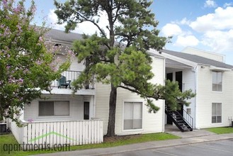 Towne Oaks Apartments in Little Rock, AR - Building Photo - Building Photo