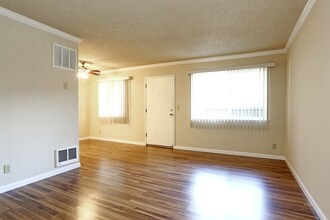 Redwood Grove in San Leandro, CA - Building Photo - Interior Photo