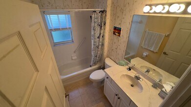 5653 Greenwood Cir in Naples, FL - Building Photo - Building Photo