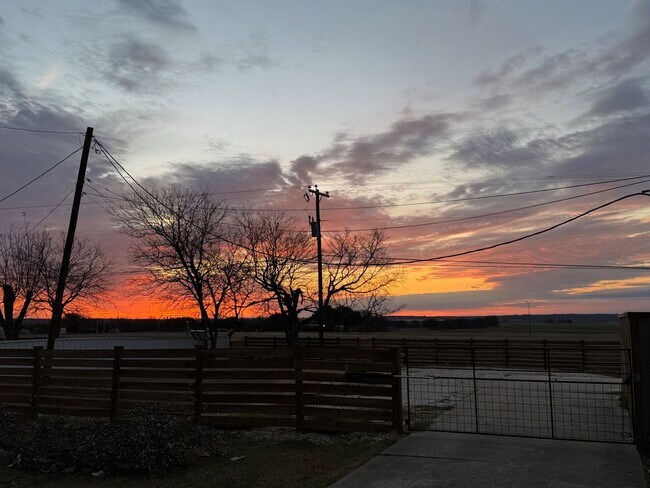 257 Brettwood Dr in Woodway, TX - Building Photo - Building Photo