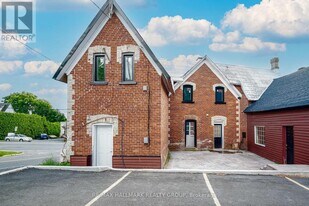 5561 Manotick Main St in Ottawa, ON - Building Photo