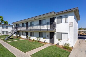 Clovis Courtyard Apartments in Clovis, CA - Foto de edificio - Building Photo