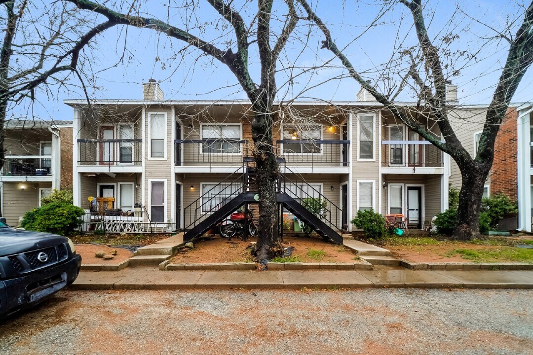 2009 West Loop in Austin, TX - Building Photo