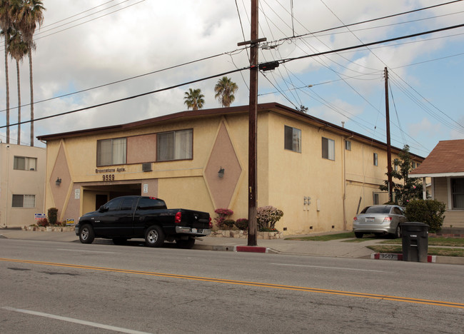 Brownstone Apartments in Bellflower, CA - Building Photo - Building Photo