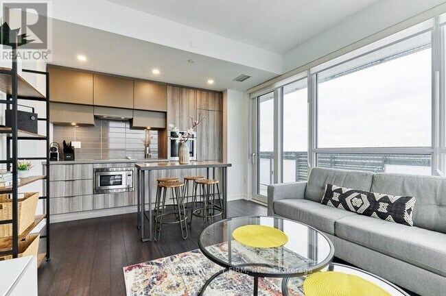 39-4039 Roehampton Ave