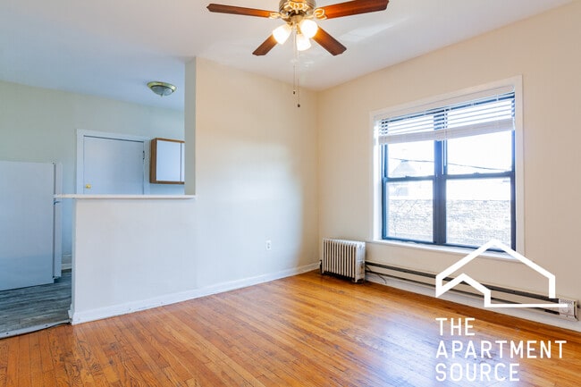 property at 728 W Roscoe St