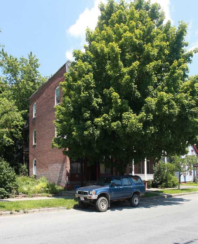 90 L St in Turners Falls, MA - Foto de edificio - Building Photo