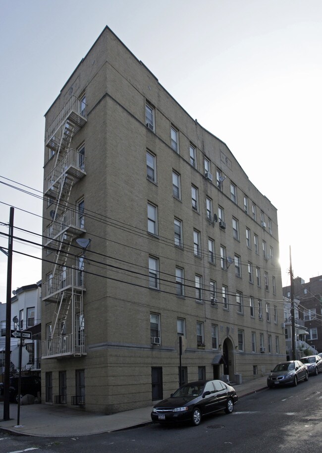 625 E 234th St in Bronx, NY - Foto de edificio - Building Photo