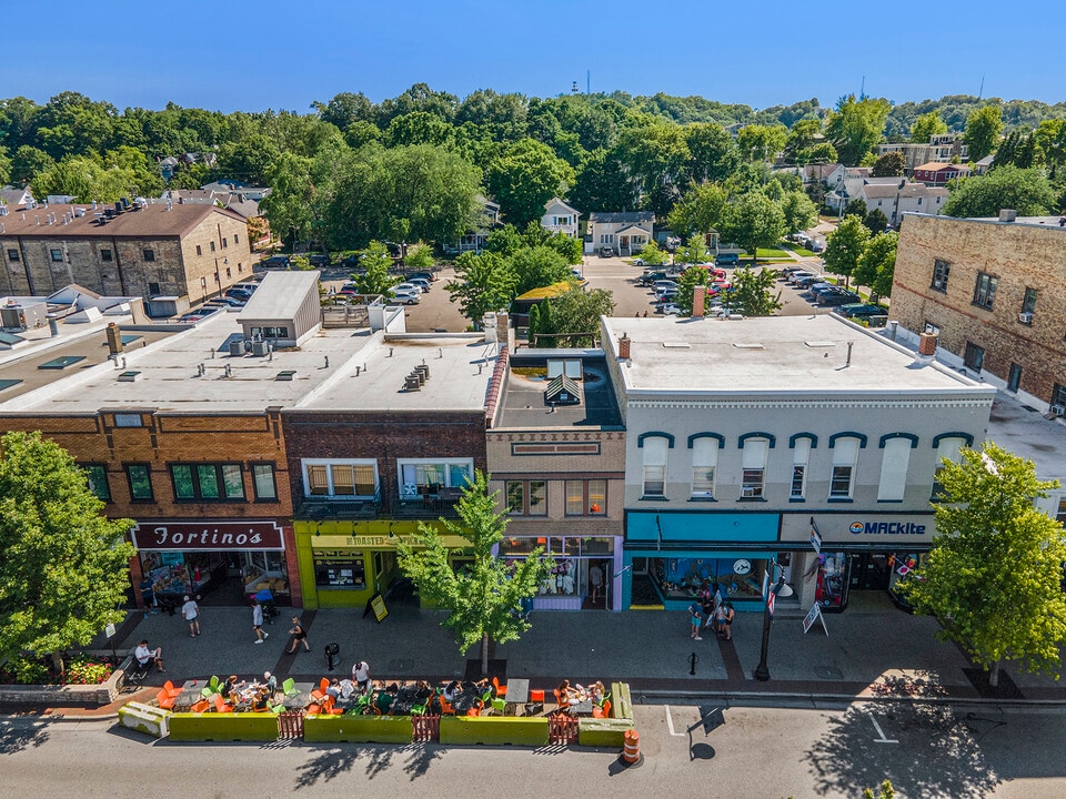 110 Washington Ave in Grand Haven, MI - Foto de edificio