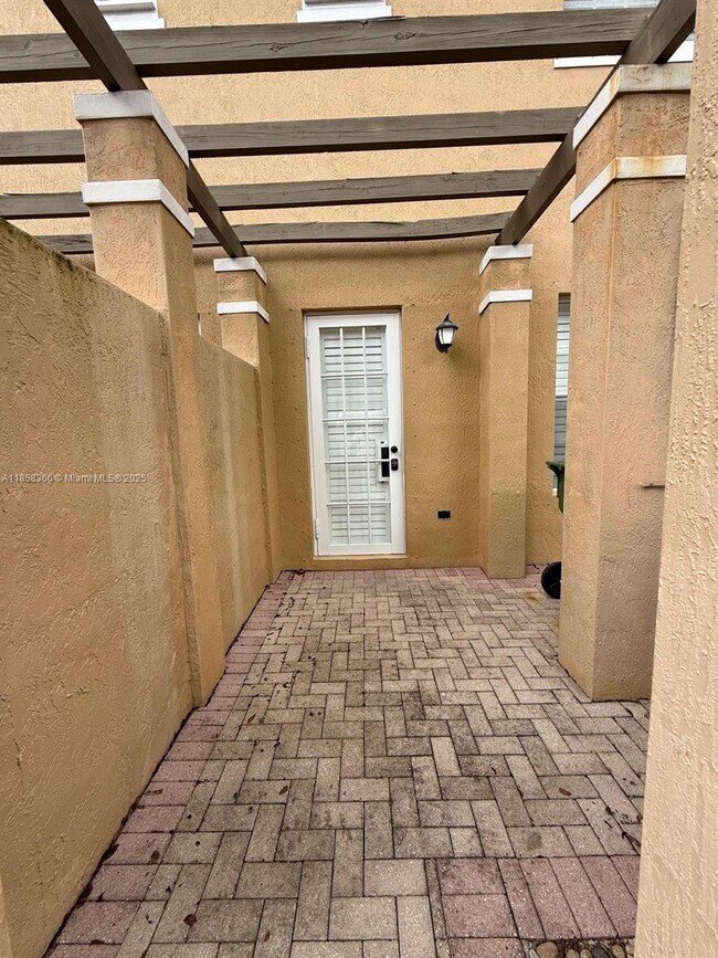 705 SW 147th Ave in Pembroke Pines, FL - Building Photo - Building Photo